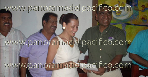entregando-resolucion-de-impacto-ambiental