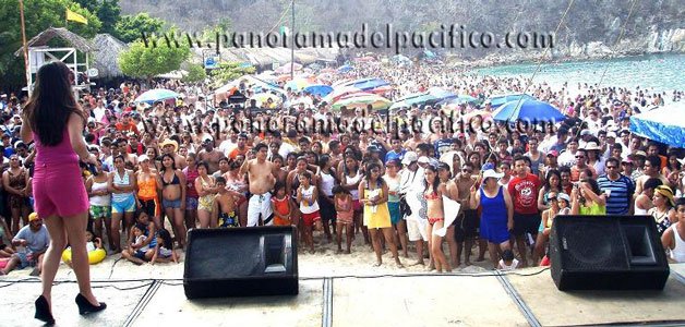 01-turistas-disfrutandon-del-programa-social-de-la-playa-de-entrega-huatulco