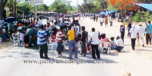 maestros-bloquea-en-pinotepa-nacional-oaxaca