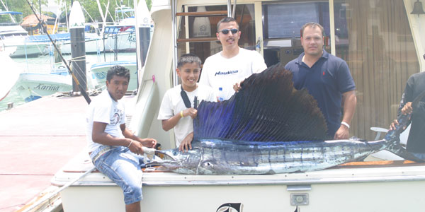 no-se-suspenden-el-torneo-de-pesca-del-pez-vela-huatulco-09