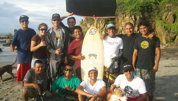 surfistas-celebra-su-dia-internacional-limpiando-playas-de-huatulco