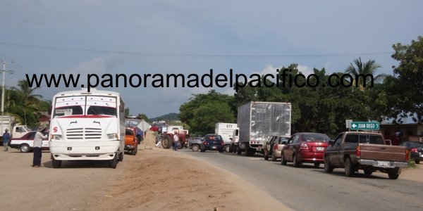 sigue-bloqueado-carretera-federal-200-a-la-altura-de-tomatal sigue-bloqueado-carretera-federal-200-a-la-altura-de-tomatal