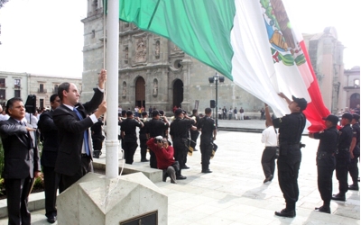 izamiendo-de-bandera-por-la-canaco