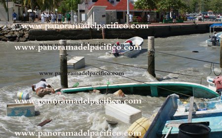 momento-cuando-el-pescador-mario-pacheco-se-hunde-con-su-lancha-en-huatulco
