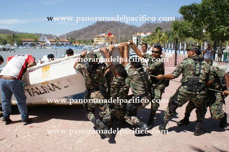 momento-cuando-personal-de-la-marina-y-pescadores-sacaban-las-embarcaciones-en-huatulco