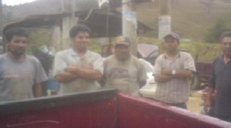 habitantes-y-autoridades-de-juquila-detiene-camion-con-madera
