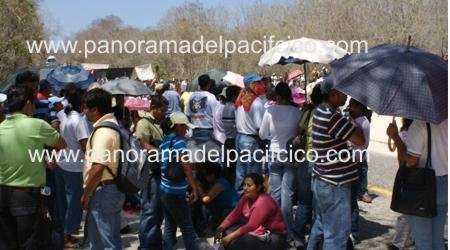 maestro-en-bloqueo-de-carretera-en-huatulco