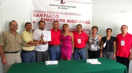 recibe-constancia-de-mayoria-sarabia-en-pochutla recibe-constancia-de-mayoria-sarabia-en-pochutla