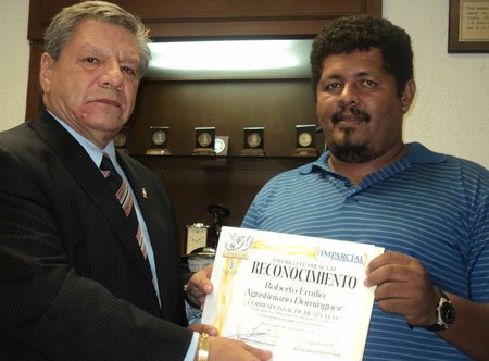 Entrega-de-reconocimiento-a-corresponsal-del-imparcial