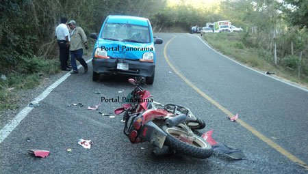 motocilcistas-chocan-contra-vehiculo-en-carretera-huatulco--Pochutla