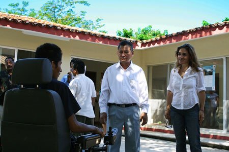 entrega-sillas-electrica-en-el-dif-de-huatulco