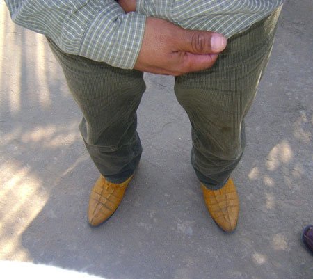 BOTAS-DE-CODRILOS-USA-EL-PRESIDENTE-MUNICIPAL-DE-TONAMECA