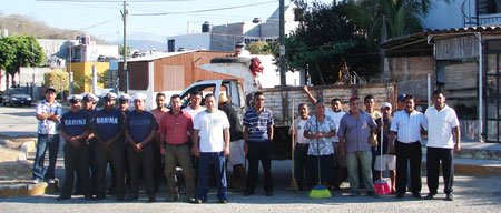 autoridedes-de-huatulco-encabesan-limpiesa-en-calles-de-huatulco