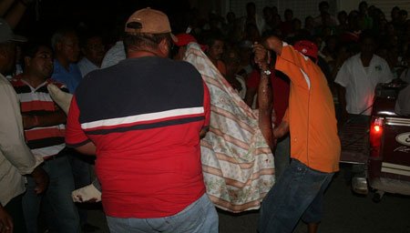 momentos-en-que-familiares-del-hoy-occiso-se-llebaban-el-cuerpo