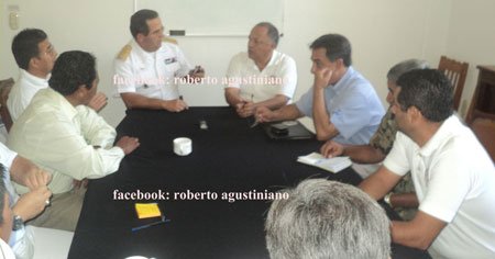 reunion-de-autoridades-en-huatulco,-ante-la-llegada-del-tsunami