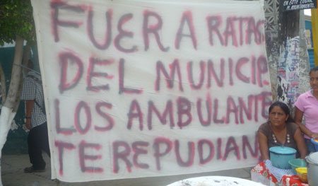 Ambulantes-se-manifiestan-contra-Enrique-Ensaldo-en-Pochutla