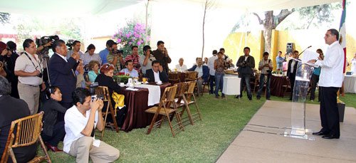 Convive-con-medios-de-comunicacion-gabino-cue-gobernador-de-oaxaca