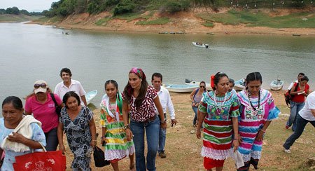En-un-recorrido-de-lancha-por-40-minutos,-la-presidenta-del-Sistema-Estatal-DI-lleg-a-SanJos_Independencia-a-inaugurar-la-cocina-comedor-nutricional-de-la-entidad