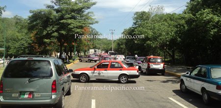 taxistas-bloquea-entrada-a-Huatulco