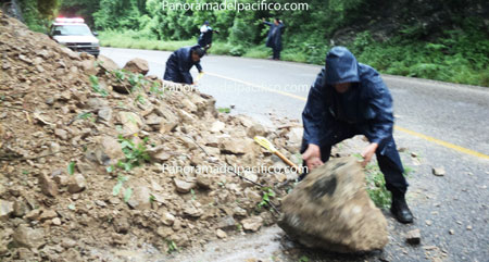 deslave-en-carretera-federal-200-tramo-huatulco---pochutla