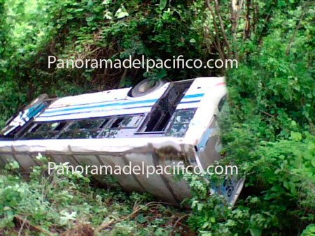 micro-bus-de-transporte-rapido-de-pochutla-se-volco