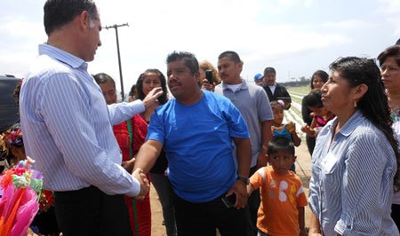 El-Gobernador-Gabino-Cué-con-jornaleros-agrícolas-y-trabajadores-migratorios-en-Oxnard,-California