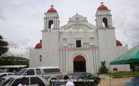 Colotepec-celebra-sus-fiestas--patronales--y-coronan-a-su-patrona