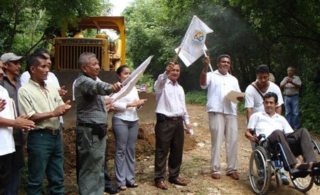 Inicia-trabajos-de-pavimentación-en-la-comunidad-de-Cerro-Chino-Huatulco