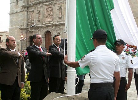 Izamiento-de-Bandera-Gabino-Cue