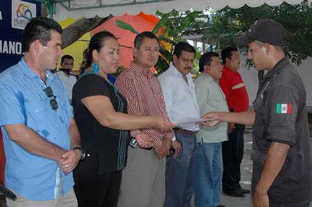 Se-gradúa-primera-generación-de-policías-municipales-de-Huatulco