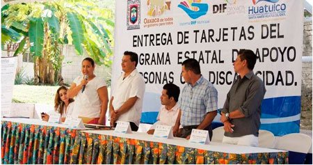 En-apoyo-a-personas-con-discapacidad-entrega-DIF-tarjetas-Bienestar-en-Huatulco