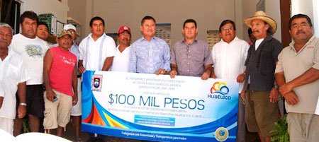 Al-sector-pesquero-de-Huatulco-Lorenzo-Lavariega-Arista-entrega-100-mil-pesos