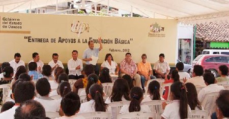 Director-del-IEEPO-Entrega-material-escolar-y-anuncia-proyecto-de-tic-́s