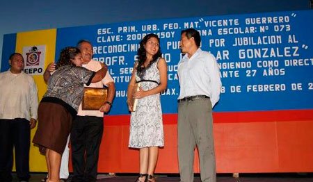 Reconoce-Gobierno-Municipal-labor-de-profesor-destacado