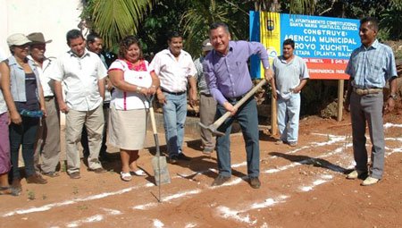 colocan-la-primera-piedra-de-arroyo-xuchil