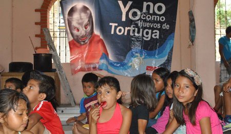 Piden-niños-chontales-parar-saqueo-de-nidos-y-muerte-de-tortugas-marinas