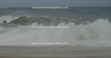fuerte-oleaje-en-huatulco-por-el-huracan-carlotta