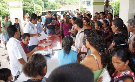Entregan-apoyo-de-empleo-temporal-a-damnificados-del-huracán-Carlotta