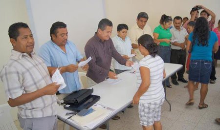siguen-la-entrega-de-apoyo-a-los-afectados-por-huracan-en-huatulco