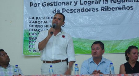 Entregan-acreditaciones-a-pescadores-de-Huatulco