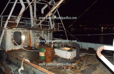 Rescatan-barco-tiburonero-que-estaba-a-punto-de-hundirse-en-el-muelle-pesquero-de-Salina-Cruz