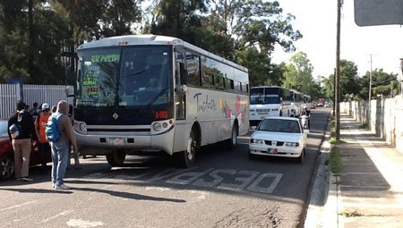 Normalistas-comenzaron-a-tomar-autobuses-en-Calzada-San-Felipe-y-México