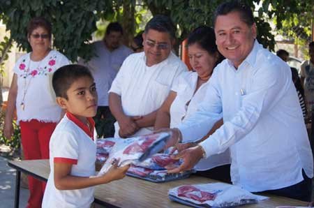 Lavariega-Arista-entrega-uniformes-en-primaria-rural-de-Arroyo-González