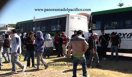Tomaron-camiones-en-oaxaca