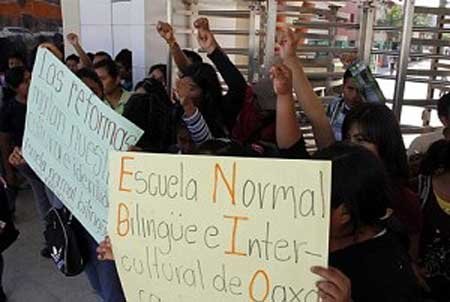 Bloquean-normalistas-Ciudad-Administrativa