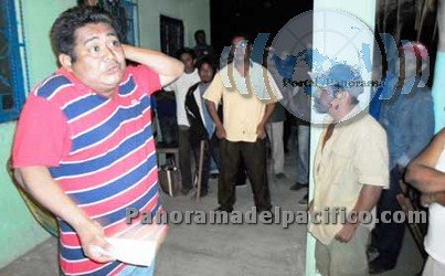presidente-municipal-de-huamelula-Eliseo-Jimenez-Mendez-retenido-en-playa-grande