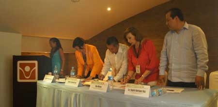 LORENZO-FIRMA-ACUERDO-CON-IEA