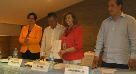 LORENZO-FIRMA-ACUERDO-CON-IEA2