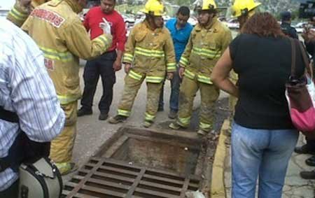 adulto-mayor-cae-a-una-alcantarilla2