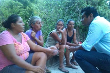 Con-una-gran-ovación-los-habitantes-de-Aguazarca,-Aguaje,-Barrio-del-Sol,-Chicozapote-y-el-Anclero-a-chanito